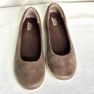 Skeckers Goga Max size 9 flats slip on
